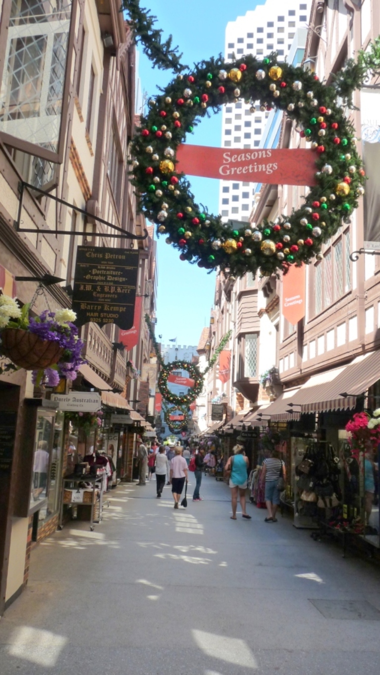 Weihnachtlich geschm&uuml;ckter London Court